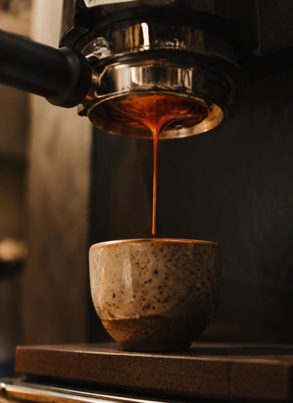 Espresso extraction into a ceramic cup